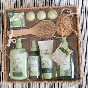 Bath & Body Holly Floral and Clear Musk Stress Relief 10 Piece Gift Set